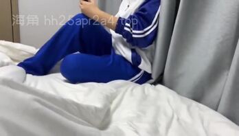 还在上学的妹妹玩的太花!亲哥抓到把柄，不管爸妈还在家就直接强行内射
