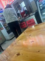 吃个饭看着看着自己硬了2