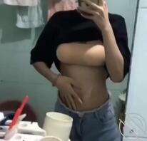 舍友在外边催我，我在里边自拍发骚，渴望被哥哥玩弄2