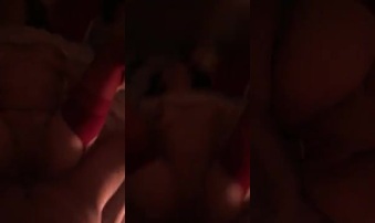 苏州人妻穿红色吊带丝袜