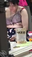 惊喜来了，拍到骚妈酥胸外露了2
