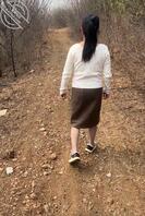 带妈妈去爬山，中途操了她0