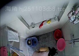 偷拍小姨子洗澡差点被发现