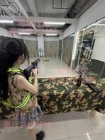 【原创内容104】陪妹妹打真人CS,手都淤青了,还念念不舍2