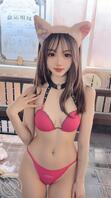 小侄女和大侄女穿的比基尼。她俩谁漂亮？她俩适合被农民工们玩吗？