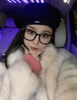 【刘心雨有奖问答】如果我跟闺蜜同时脱光趴在地上 你会操我还是操我闺蜜？1