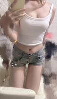 打扮好出去和朋友玩，周末必须出去放松一下。偶遇啊