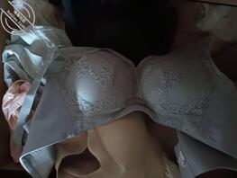 拿我妈妈又香又舒服的奶罩打一炮0