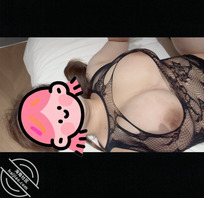 【中出骚妻】一边抽插着骚逼，一边玩弄着奶头，操的两个奶子晃来晃去的1