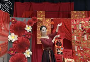 上台表演的女经理（偷拍风韵犹存熟女老A8）2