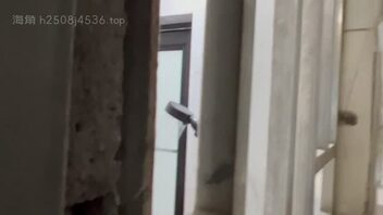 原创真实，冒死偷拍女邻居洗澡，身材很不错，胸非常嫩，应该没被太多人口过。