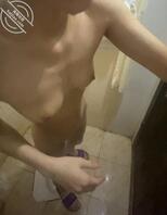 偷拍02年极品女友洗澡，加骚逼特写，大家分享下你们的骚货