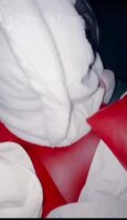 带妹妹电影院里操，一边看电影一边扣她逼，最后拉到滑滑梯里面内射。