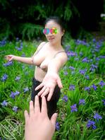 花丛中对着兄弟，坦露双乳享受这一刻的从容。0