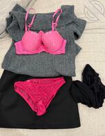 下滑看教师人妻上身黑丝和粉色内衣内内