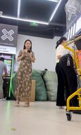 露脸抄底三个美少妇的骚底 花旗袍开叉各种摆腿姿势任由拍摄透明饱满阴阜黑毛