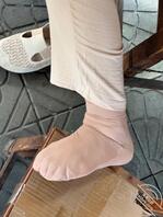 跟女朋友出去旅行路上偷拍的一些熟女老阿姨短丝袜脚的照片