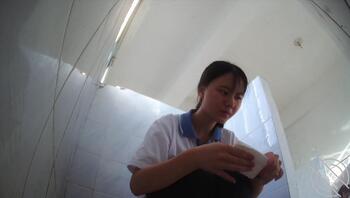 经典 大神潜入高中双镜头记录处女穴1