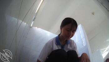 经典 大神潜入高中双镜头记录处女穴2