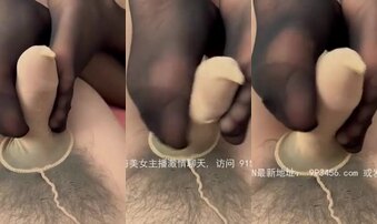 装修工他老婆穿着黑丝勾引我，他老公在外面工作，我们在房里不敢出声。