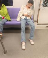 南京地铁偶遇眼镜妹，有认识的吗？0