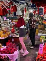 跟姐姐一起去买菜，姐姐的打屁股在前面扭来扭去。1