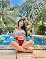 背着老婆和她闺蜜度假，这大奶子太爽了