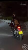女骑只穿内衣和黑色网纱透视装在路上飞驰，被路人跟拍1