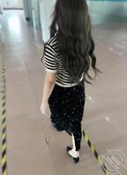 尾随舅妈上厕所偷拍被发现