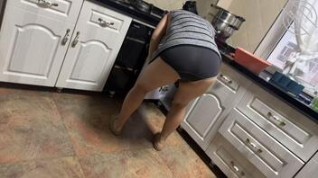 偷拍正在做饭的小姨 有没有喜欢的多多交流 不断更新