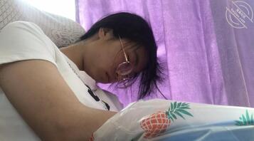 大巴车上偷拍眼镜骚美女11