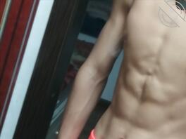 居家自拍腹肌猛男