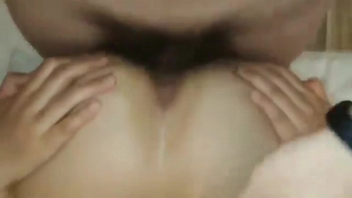 和大屁股骚货熟女偷情操逼，骚货嫌插的不够深自己用手掰开大屁股