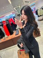 今天听你指挥，穿什么衣服出去玩什么由你来决定。1