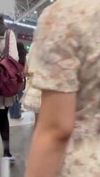 【裙底系列】妹子和朋友逛商场不穿内裤，长得还可以，屁股上腿上那么多点是啥