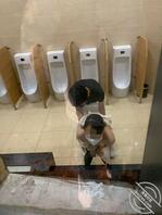 公共卫生间门口淫妻满身淫语勾引路人2