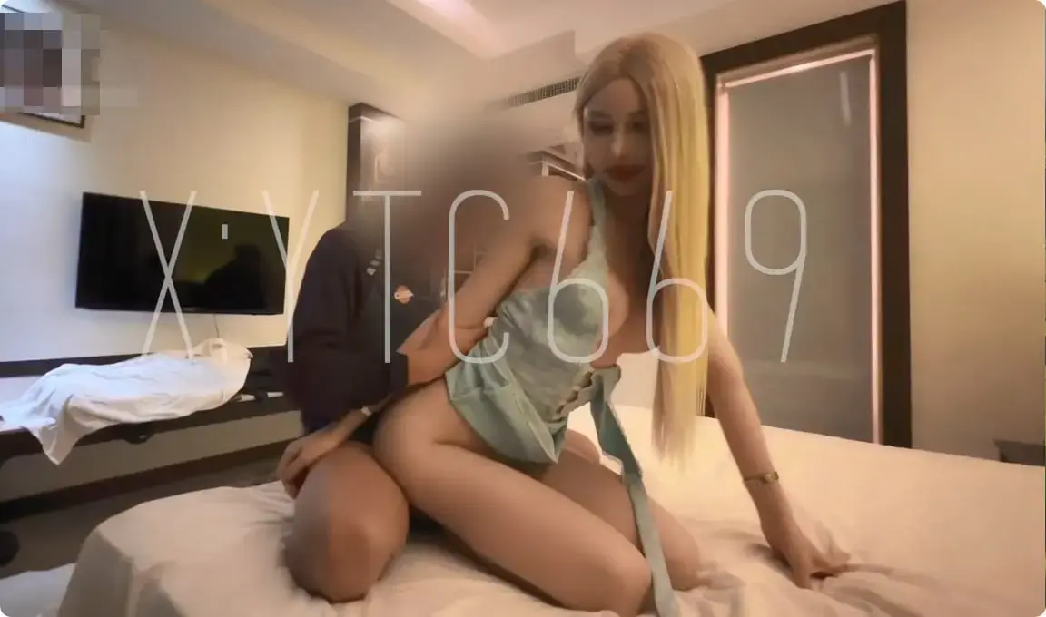 1号女主返场！给男主口交还要勾引摄影师，双人共享金发模特，两个鸡巴根本忙不过来