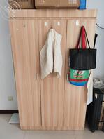 两位同学来找小学妹了，听对话应该是商量合租三室的事情，以后可能没得玩了