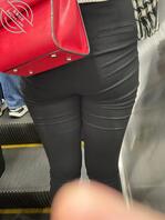 地铁偷拍大圆屁股，看着就想上去摸摸0