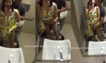 出差回来，老婆急得非要在火车站内卫生间来一炮，不过相当刺激