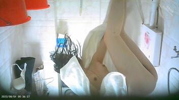 去年偷拍的表姐洗澡，别样的风骚