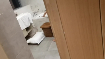 [原创]偷瞄老婆卫生间大战单男