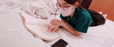 漂亮女儿考试前夜复习,爸爸按捺不住来了一发,女儿生气娇慎,干扰我学习0