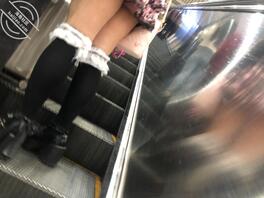 原创分享-抄底女大白内，露屁股蛋蛋适合男友后入0