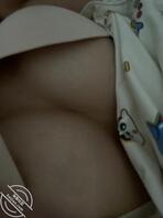 突然在妹妹手机上发现她滋味的图片 好嫩的鲍鱼