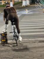 街拍细腰肥臀少妇夜骑0