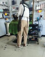 理发店的老熟女射她的臭脚上