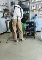 理发店的老熟女射她的臭脚上1