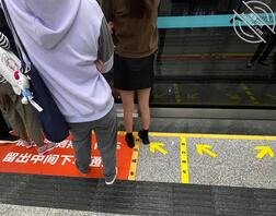 分享-抄底-女大通过旁边的玻璃发现了0