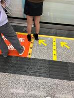 分享-抄底-女大通过旁边的玻璃发现了2